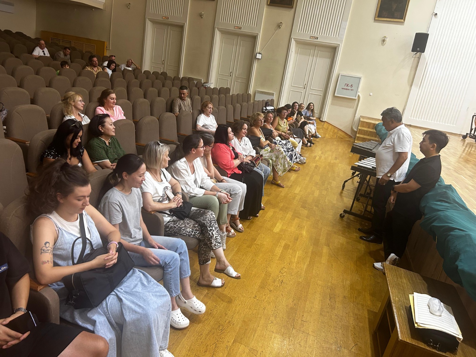 Артистам академического симфонического оркестра имени Е.Рахмадиева